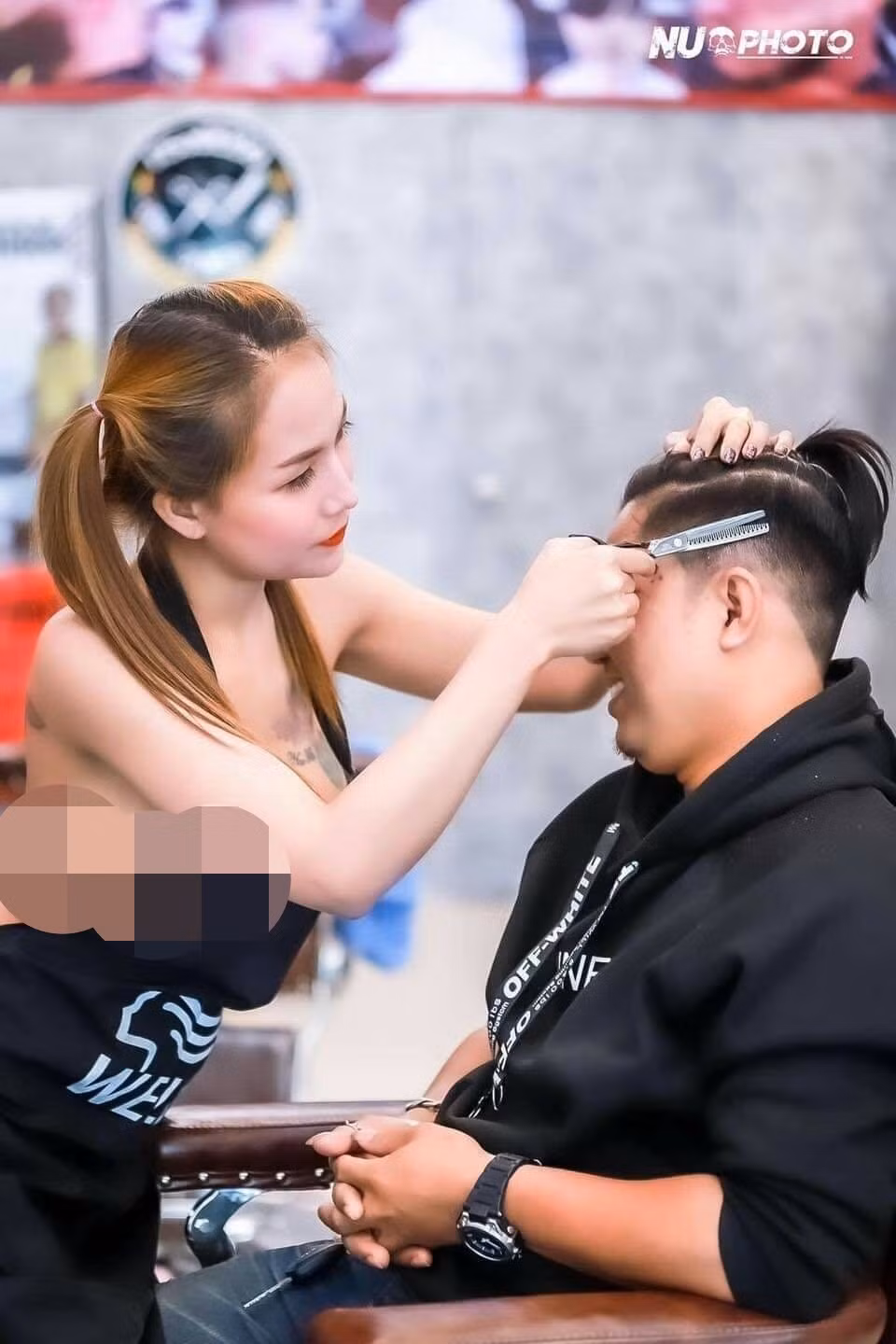 Vì muốn tăng độ hot cho cửa hàng nên mới quyết định thực hiện bộ ảnh táo bạo này.