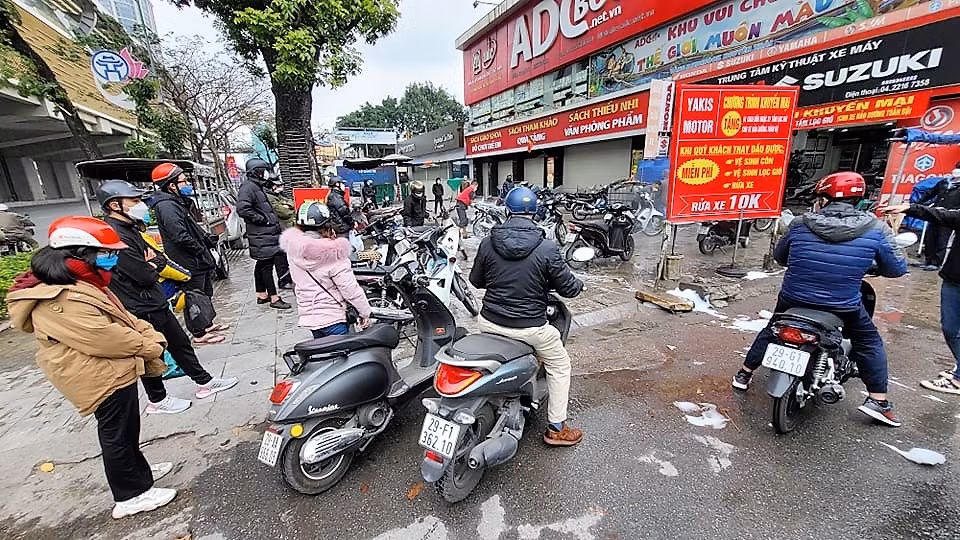 Tuy nhiên, theo tìm hiểu thực tế của PV, khách hàng chỉ được cửa hàng rửa xe với giá 10K trên khi sử dụng dịch vụ "combo" gồm thay dầu.