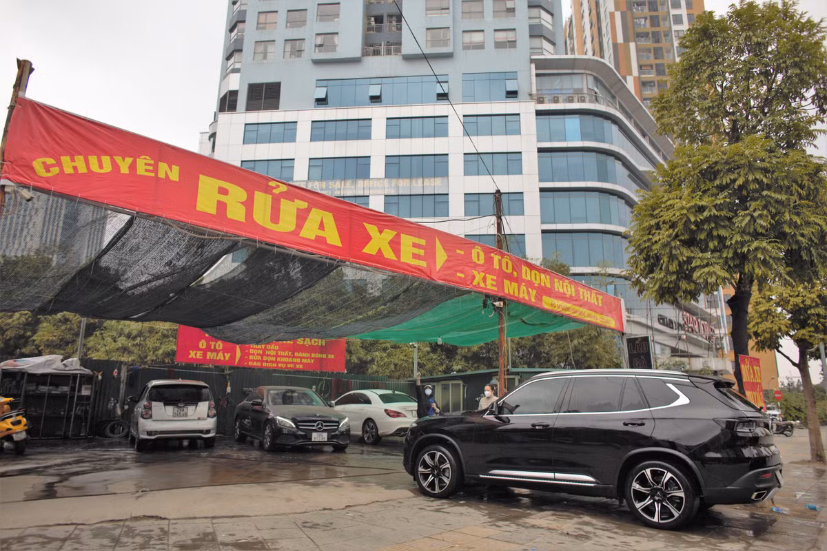 Ngoài xe máy, giá rửa xe ô tô cũng được nhiều người quan tâm.