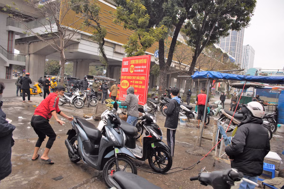Như đã biết, giá rửa xe máy ngày thường đã rơi vào giá 20.000 đồng nhưng những ngày cận Tết, một cơ sở sửa chữa xe lại "trưng biển" chỉ có 10K.