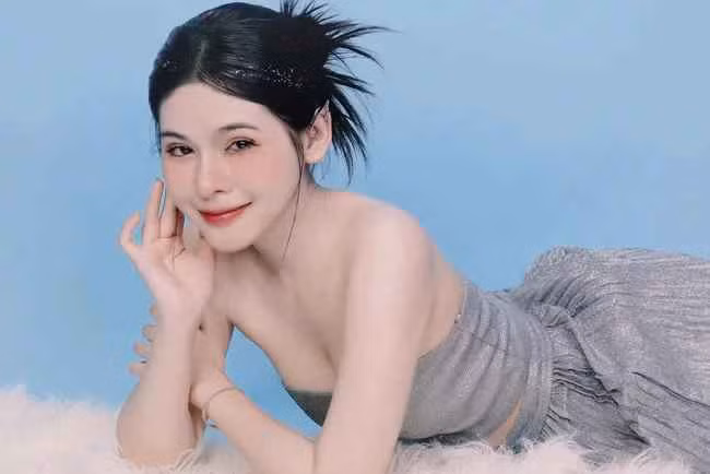 Từng bước quay lại mạng xã hội, chia sẻ cuộc sống ngày thường, nhận đi dẫn sự kiện, mới đây, Kim Ngân chính thức quay lại, xuất hiện trong một chương trình của Liên Quân Mobile.