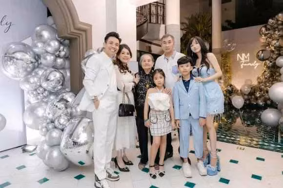 Ở loạt ảnh mới này, đại gia Minh Nhựa lịch lãm với vest trắng thì vợ 2 lại gợi cảm trong bộ váy quây màu xanh, được thiết kế điệu đà.