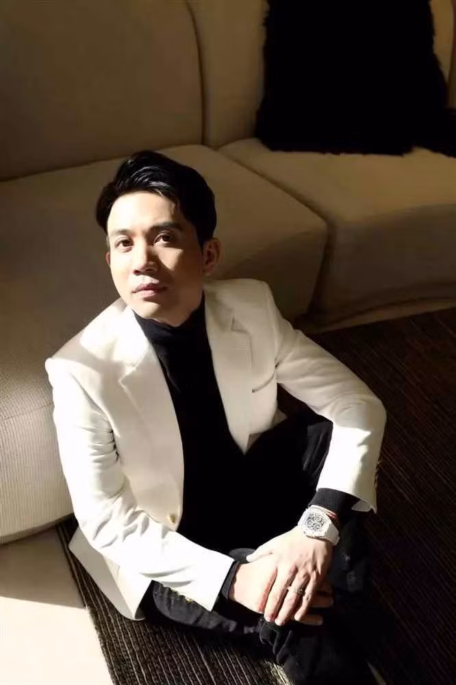 Ở hiện tại, nhắc đến Minh Nhựa (Phạm Trần Nhật Minh) là người ta nghĩ ngay đến hình ảnh về đại gia ăn chơi khét tiếng, đặc biệt thú chơi siêu xe.