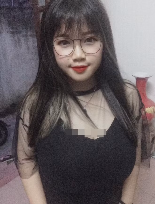 Tuy nhiên, đa số đều tỏ ra khá ái ngại khi chứng kiến hình ảnh nữ sinh vòng 1 khủng và để lại bình luận: "Ôi, bỏng mắt quá", "Lâu lâu mới mặc hở bạo một lần mà nguy hiểm quá", "Nhìn chỉ muốn ngạt thở thôi"...