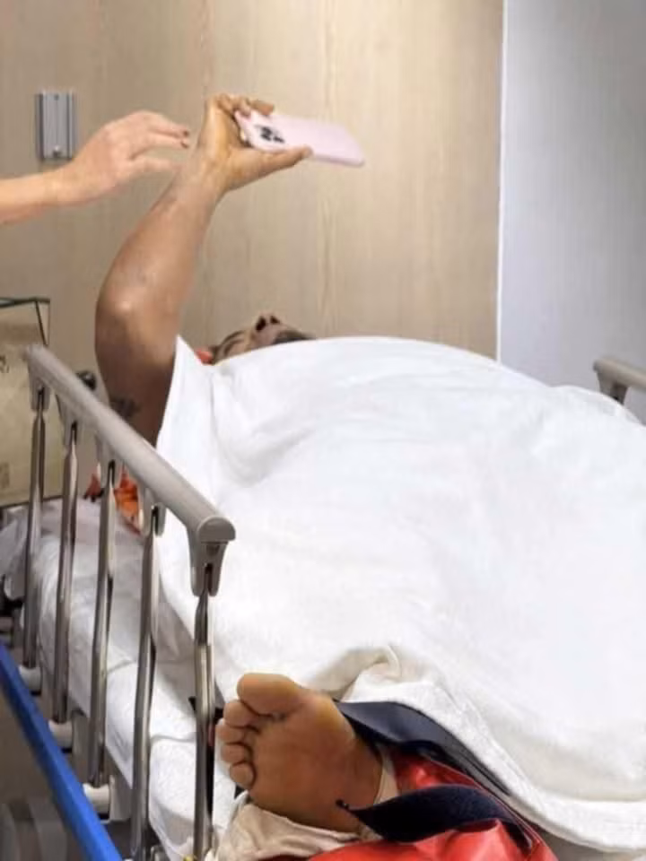 Dù nhập viện những Xuân Son vẫn theo dõi các đồng đội thi đấu tại Rajamangala.