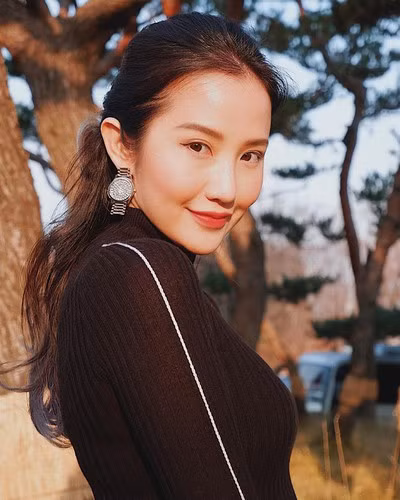 Cách đây chưa lâu, phu nhân TGĐ Phan Thành còn khoe khéo chuyện đã về dáng sau 3 tháng sinh con khi ghi caption ở story tiếp theo: "May quá vẫn còn mặc vừa đồ mới được tặng".