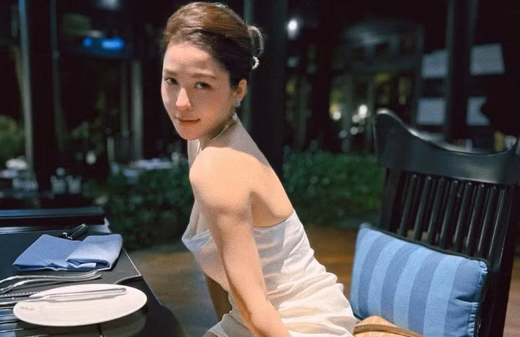 Trắng, hồng là hai tông màu yêu thích của Trâm Anh khi chọn trang phục.
