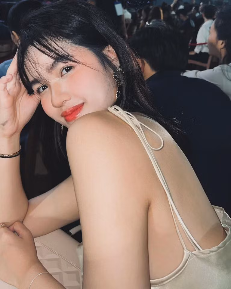 Ngọc Lan đang là sinh viên năm thứ 4, theo học chuyên khoa Cơ sở hạ tầng tại Đại học Kiến trúc TPHCM. Cô từng có một mối tình trong thời gian là sinh viên.