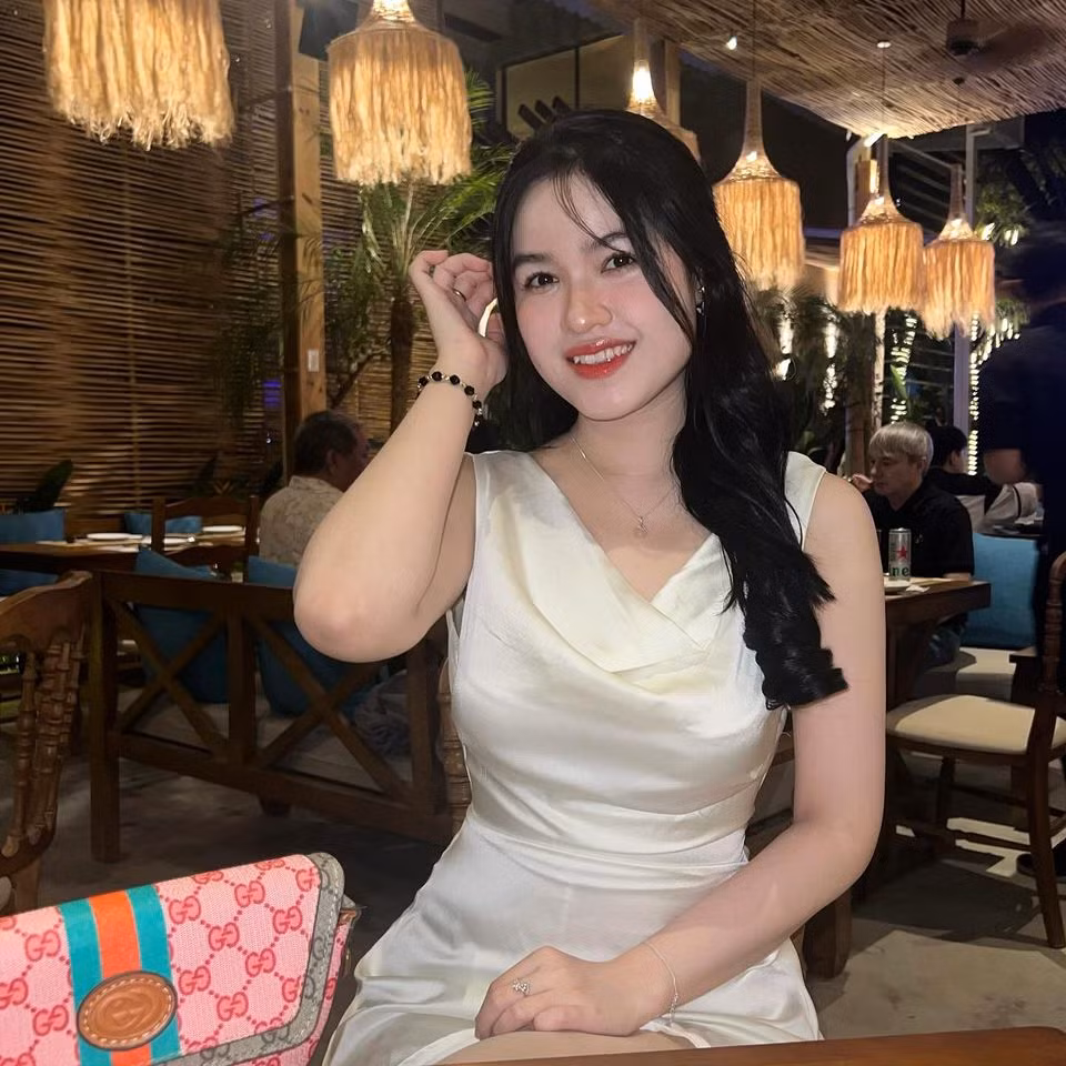 Xuất hiện trên show hẹn hò, Trần Nguyễn Ngọc Lan (SN 2002) lựa chọn cho mình chiếc váy màu xanh thanh lịch, dịu dàng. Trong khi đó, Nguyễn Minh Đức (SN 1993) diện quần đen và áo thun cổ bẻ xanh, tương đồng với trang phục của nhà gái.