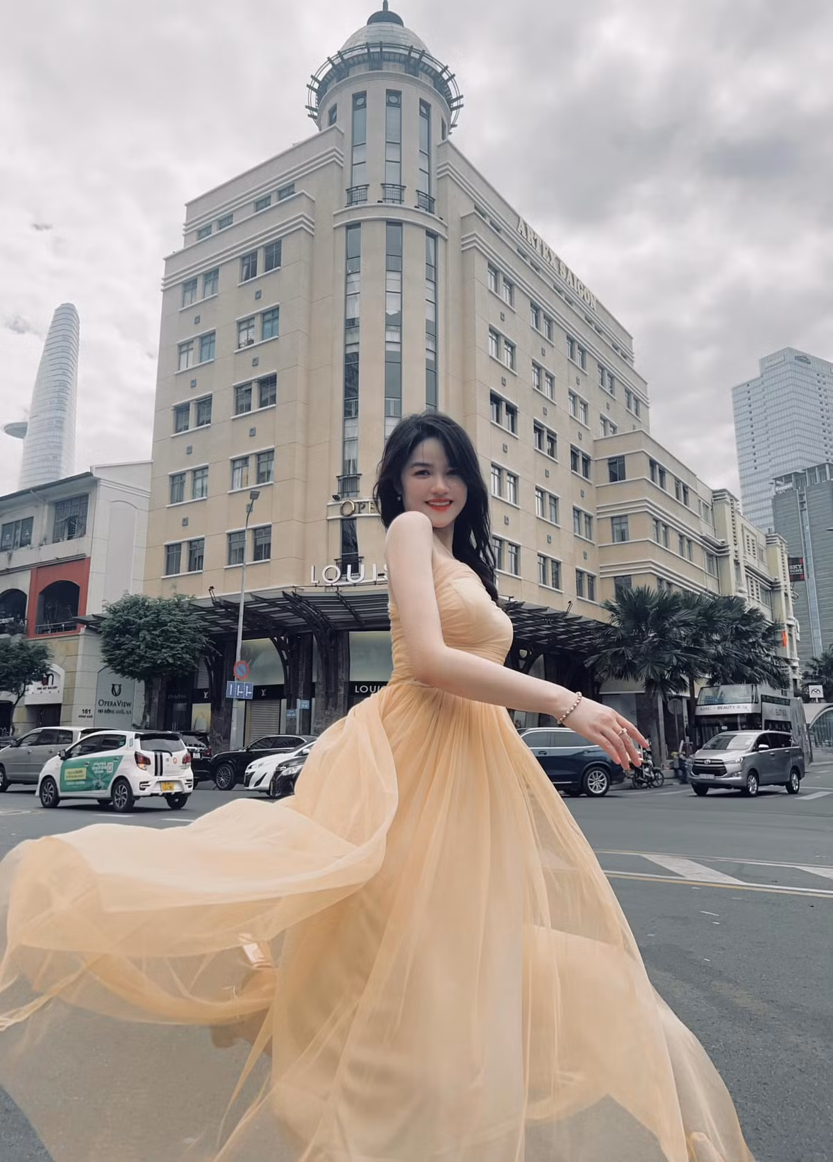 Những bức ảnh đời thường của cô nàng cho thấy Ngọc Lan có phong cách thời trang nhẹ nhàng, thanh lịch cùng một thân hình cân đối.
