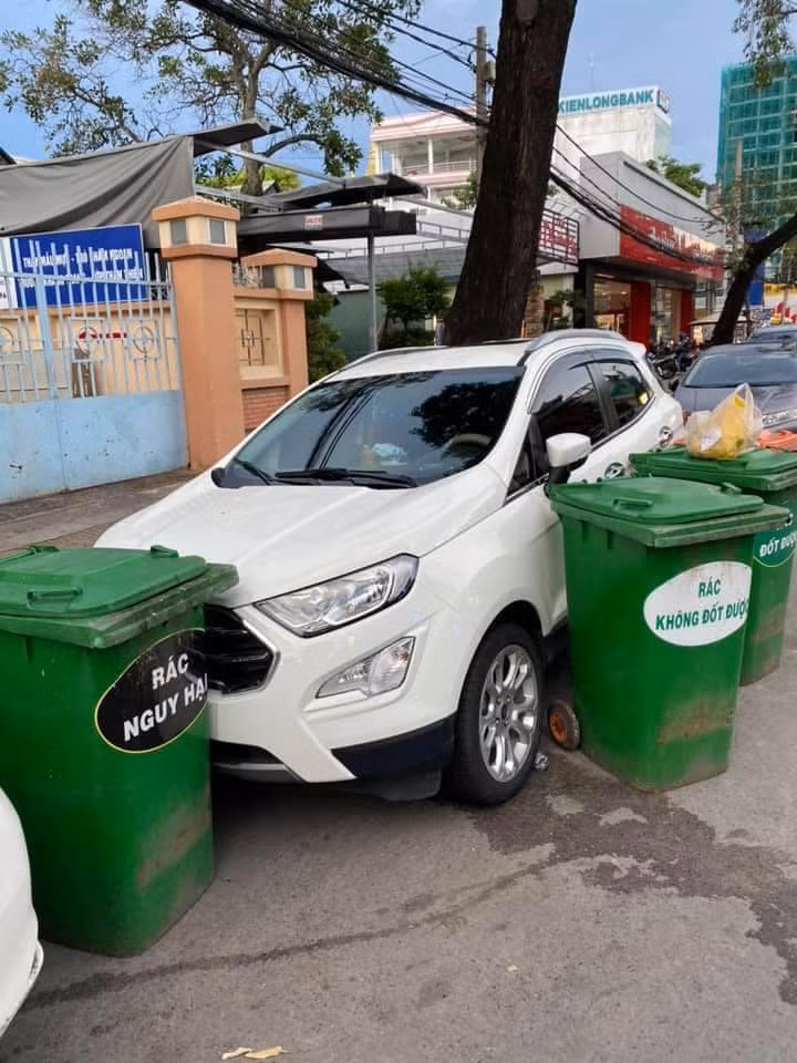 Đỗ trúng nơ tập kết rác, chiếc xe gặp ngay cảnh "thập diện mai phục".