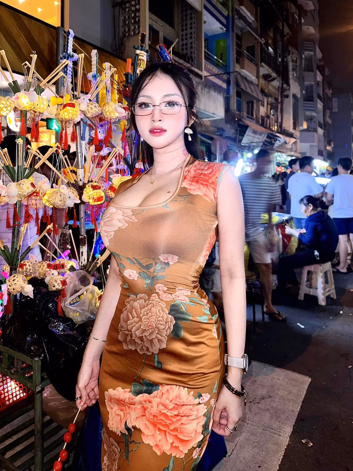 Sau khi những bức ảnh khoe lên đồ xuống "phố Tây" Bùi Viện của Bảo Trân được đăng tải, nhiều người khen ngợi với sắc vóc mơn mởn của cô nàng, đặc biệt là vòng 1 đầy đặn.