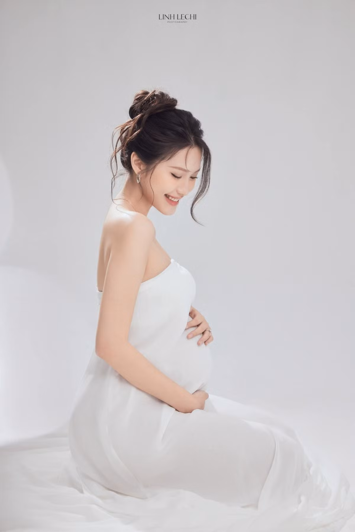 "Trước sinh thì nào là toner, kem này serum nọ, một tuần mấy lần đắp mặt nạ. Giờ thì gói gọn trong một bước, nhiều khi còn chẳng có bước nào", bà mẹ sinh năm 2001 cho hay.