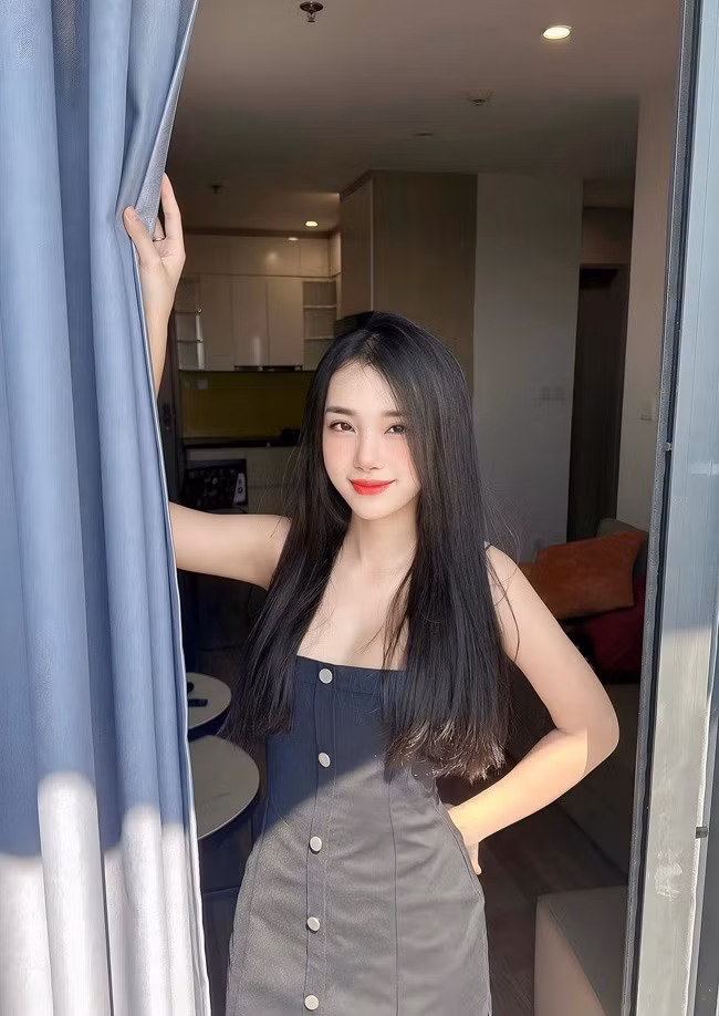 Minh Anh cho hay, cô nàng giữ dáng bằng cách thường xuyên chạy bộ, uống đủ nước và không ăn sau 8 giờ tối.