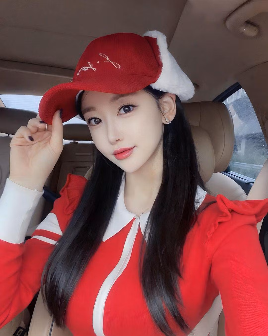 Hầu hết đều bình luận khen ngợi vóc dáng thon gọn, gương mặt nhỏ nhắn và làn da trắng mịn của Yoon Jung.