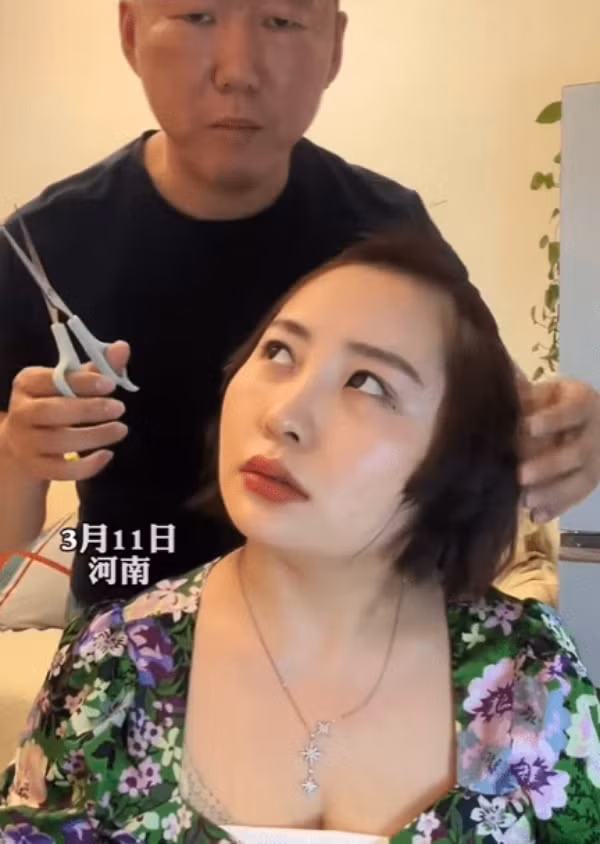 Được biết, người vợ muốn chồng chở đi cắt tóc mái nhưng anh lại lười không muốn đi và xung phong nói: “Chỉ vì ba cái chuyện cỏn con này mà phải tốn công tới tiệm cắt tóc sao. Thực ra, trước khi gặp em, anh từng học cắt tóc một thời gian. Anh cũng từng đứng ra cắt tóc cho khách rồi đấy”.