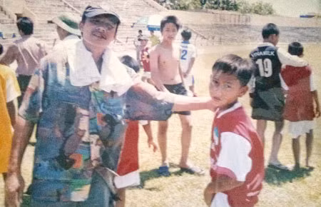 Trần Minh Vương nhập học viện Hoàng Anh Gia Lai năm 2007 nhưng khi vừa từ Thái Bình đi thì bố nam cầu thủ qua đời. Lúc bấy giờ, vì lo con trai còn nhỏ, lại đang xa nhà không chịu được nỗi buồn này nên gia đình không thông báo.