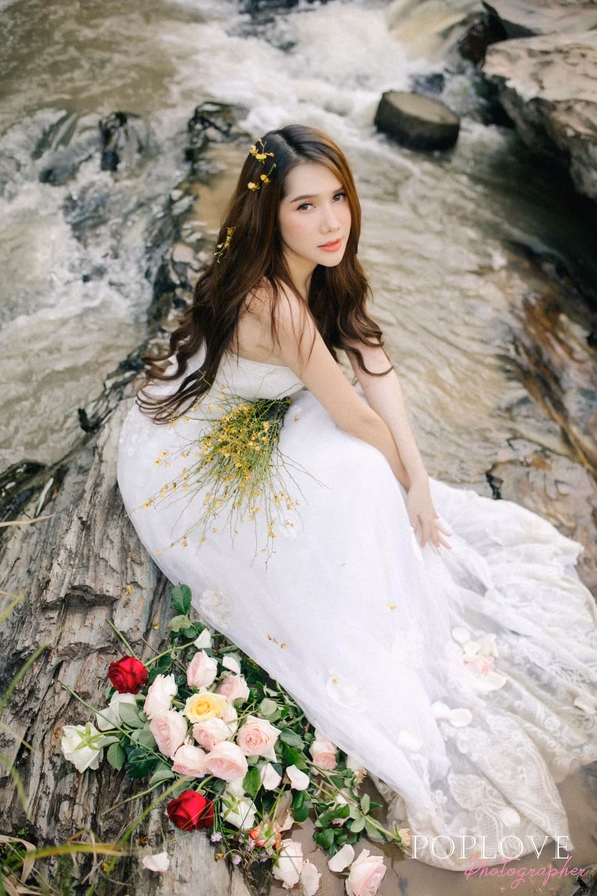 Sở hữu gương mặt đẹp, làn da trắng mịn màng và chiều cao tốt, Navapat Sarunchaigul ghi điểm trong mắt cánh mày râu.