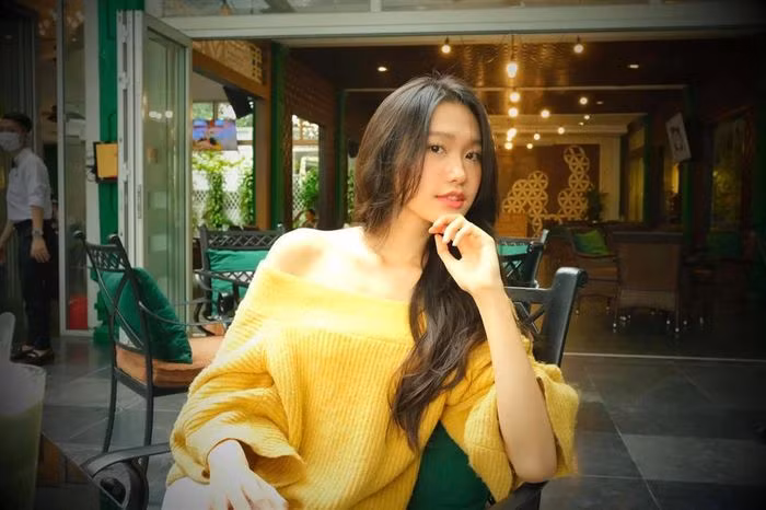 Tuy phải đối mặt với tin đồn thất thiệt nhưng không thể phủ nhận bạn gái Đoàn Văn Hậu được fan cưng như trứng. Ngoài nhan sắc xinh đẹp, nắm trong tay không ít danh hiệu, cô nàng còn có tài kinh doanh và sở hữu thành tích học tập cực kỳ nổi trội.