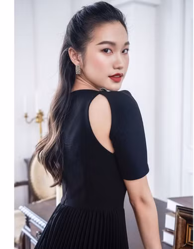 Nếu như Đoàn Văn Hậu chăm chỉ tập luyện để chuẩn bị cho các giải đấu cấp đội tuyển quốc gia lẫn CLB thì Doãn Hải My lại toàn tâm cho việc vừa học vừa kinh doanh.
