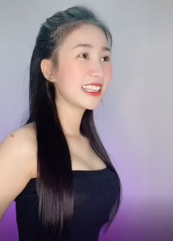 Video này của Tiểu Hý được xem là cực thành công với độ phủ sóng và chia sẻ cực nhanh. Với vẻ ngoài xinh xắn, hot girl TikTok này còn được dân mạng gọi vui là cô "vợ quốc dân".