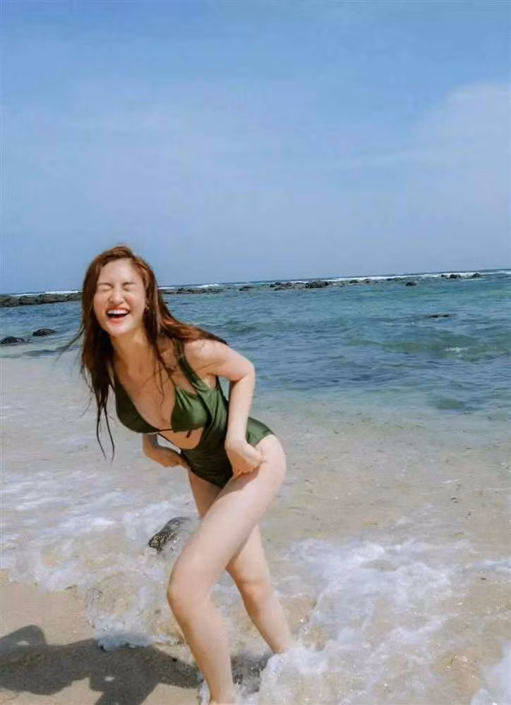 So với những hình ảnh trên phim, Thùy Anh trong bộ ảnh như một người hoàn toàn khác, nóng bỏng và quyến rũ hơn.