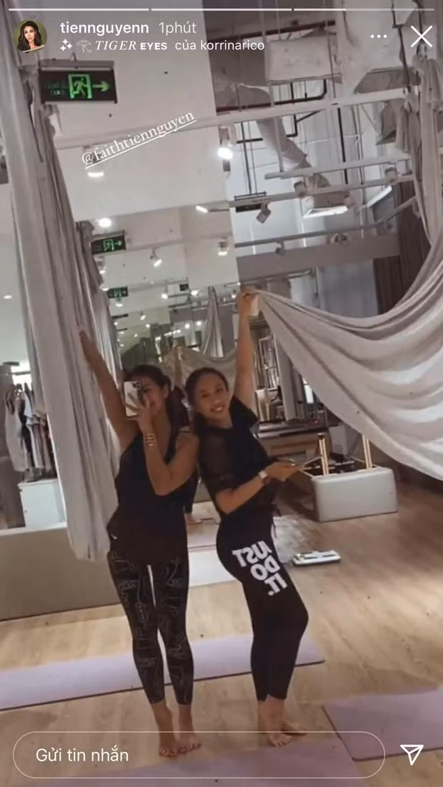 Được biết thời gian gần đây Tiên Nguyễn đang theo đuổi bộ môn yoga bay. Thỉnh thoảng cô nàng vẫn up story chia sẻ chuyện tập tành trên trang cá nhân.