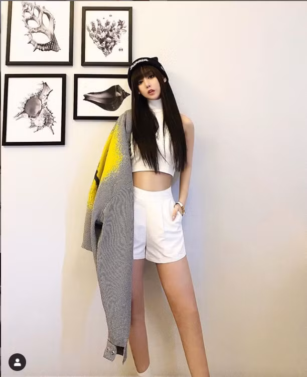 Trên Instagram, Bella thường chia sẻ khoảnh khắc với tạo hình khá “chanh xả”, cầu kỳ và không kém phần “xuất sắc”.
