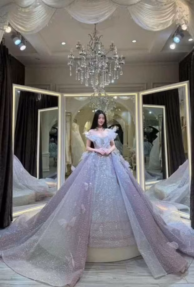 Chiều ngày 31/1, nàng WAG Chu Thanh Huyền đã cùng người thân đi thử váy cưới chuẩn bị cho kế hoạch tổ chức lễ cưới với tiền vệ Nguyễn Quang Hải.