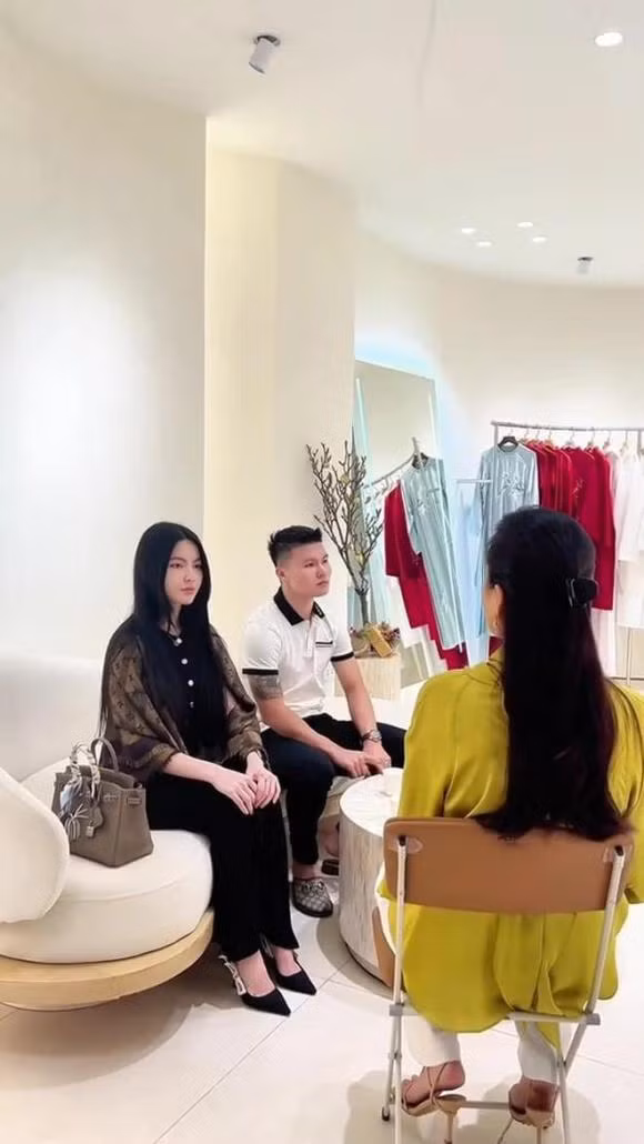 Quang Hải và Chu Thanh Huyền đã làm lễ ăn hỏi hôm 1/1, lễ ăn hỏi của chàng tuyển thủ linh đình nhất xóm được tổ chức ở sân vận động ngay trước nhà.