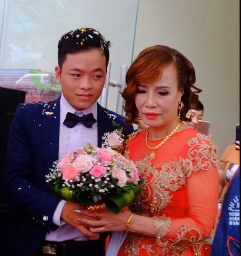 Nói thêm về bố mẹ chồng, cô dâu Cao Bằng cho biết bố mẹ chồng rất quý con dâu, có món gì ngon ông bà cũng để phần cho con dâu. "Biết tôi thích ăn thịt gà, ông bà chăm đàn gà con nào con nấy béo núc ních".