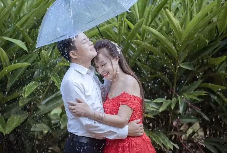 Chia sẻ về cái Tết ở nhà chồng, cô dâu Thu Sao cho biết 4 năm đầu cô ăn Tết ở nhà mình, chỉ về nhà chồng sau mùng 3. Nhưng 2 năm gần đây, khoảng 25 tháng Chạp là vợ chồng chị chuẩn bị lỉnh kỉnh quà cáp, chở nhau về quê.