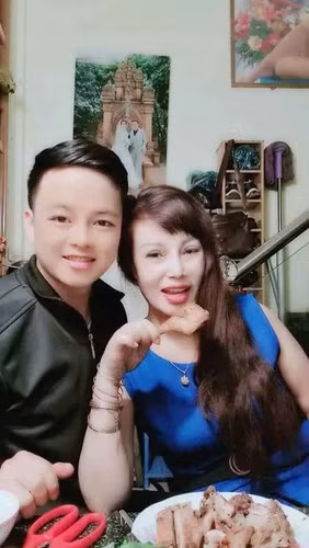 Những ngày đầu năm, vợ chồng cô cùng nhau đi chùa cầu bình an, không quên gửi lời chúc mừng năm mới đến những người theo dõi cặp đôi. Ngày mùng 9 Tết, cả hai quay trở lại thành phố để tiếp tục công việc.