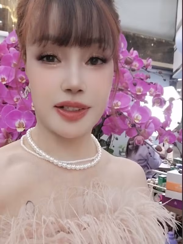 Trước Tết Nguyên đán Giáp Thìn, Cặp đôi Thu Sao và Hoa Cương đăng nhiều video trên trang cá nhân, chia sẻ những hoạt động chuẩn bị cho ngày Tết. Do bận rộn với công việc, đến ngày 25 tháng Chạp cả hai mới có thể di chuyển về quê chồng để sắm sửa.