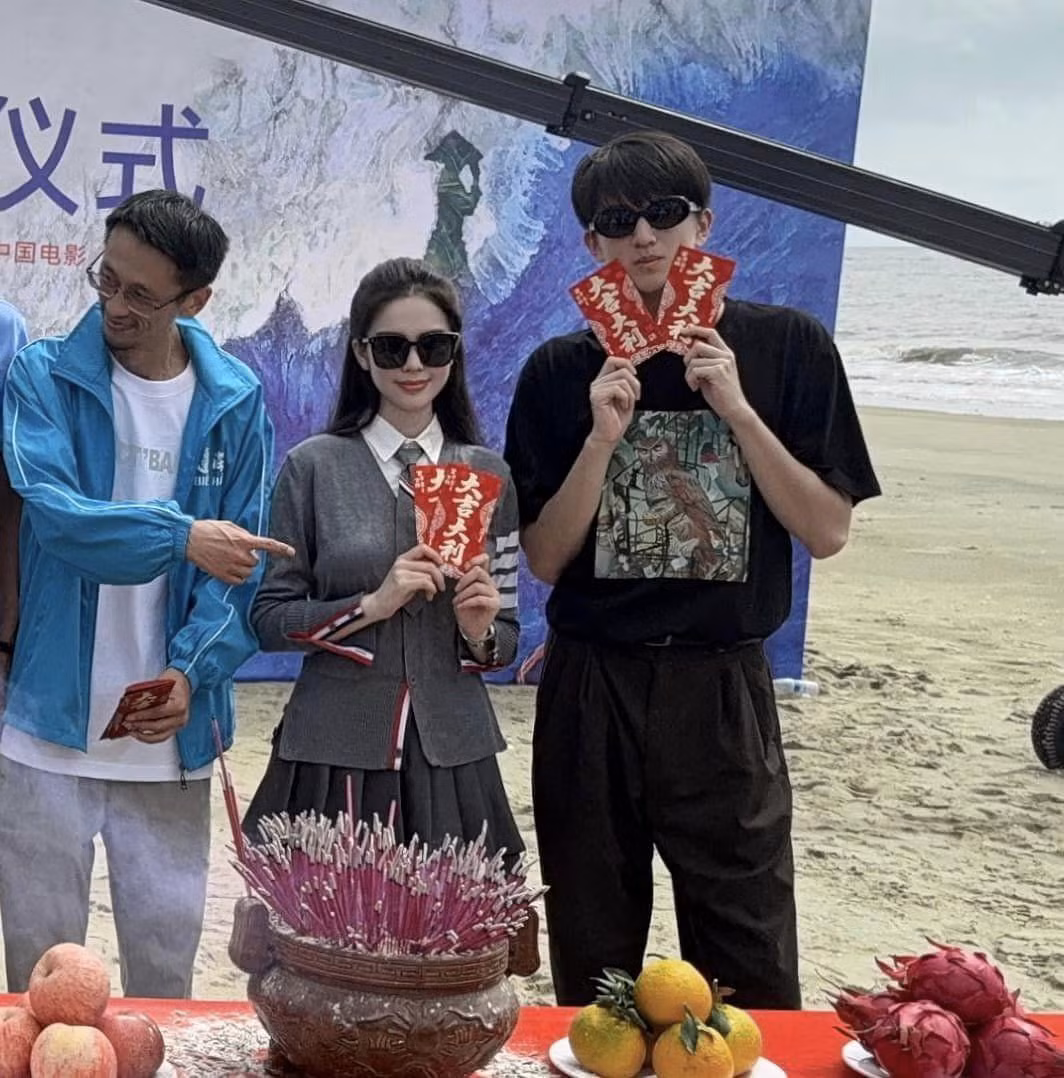 Trên trang cá nhân, Đoan Nghi chia sẻ ảnh của mình đang đứng trước tấm poster của bộ phim, với dòng chữ hứa hẹn: "Hân hoan chào đón Đinh Triệu Đoan Nghi (cả tiếng Trung và tiếng Việt) gia nhập đội ngũ diễn viên của bộ phim "Biên hải'". Sự việc này nhanh chóng nhận được sự bàn tán từ netizen.