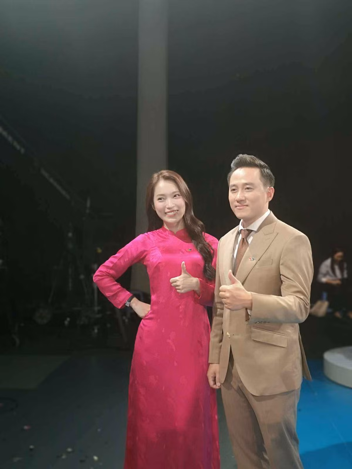 Ngay từ những giây phút đầu tiên xuất hiện, trên sóng trực tiếp của trận chung kết Đường Lên Đỉnh Olympia 2024, Khánh Vy đã gây ấn tượng mạnh với vẻ đẹp dịu dàng và nền nã.