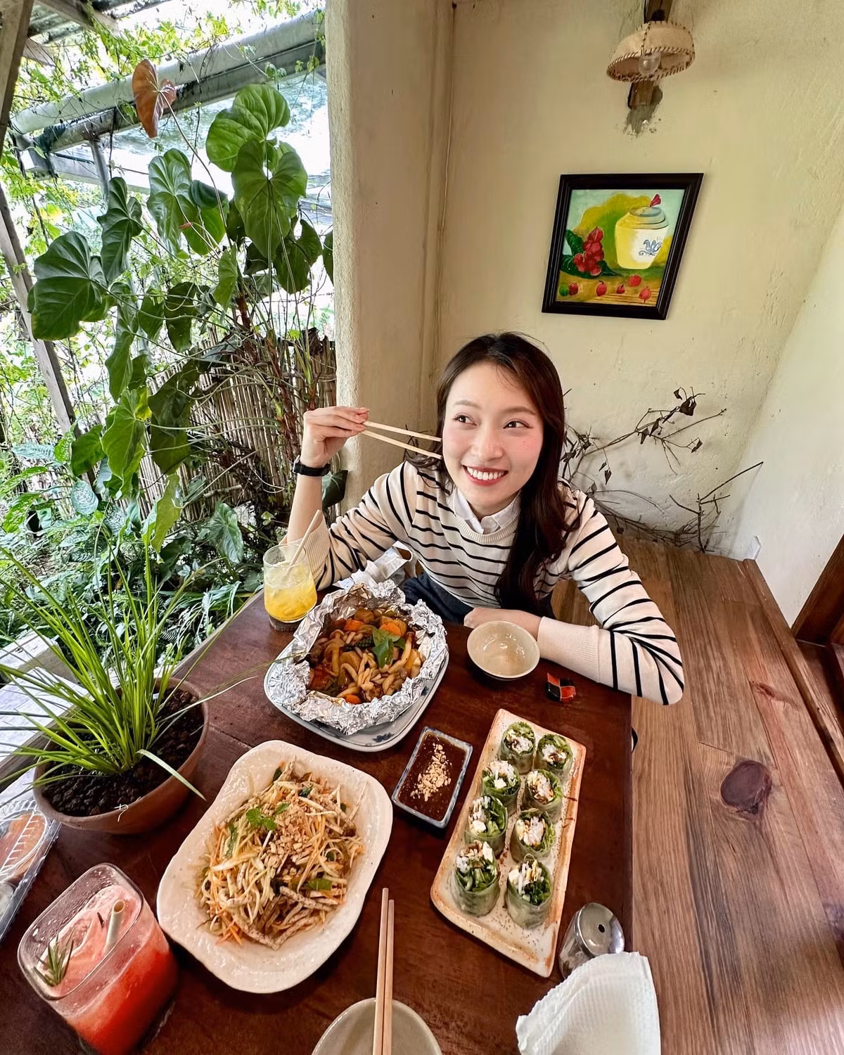 Tháng 9/2021, Khánh Vy chính thức trở thành người dẫn của Đường lên đỉnh Olympia trên sóng VTV3. Cô cũng là MC trẻ nhất dẫn dắt chương trình này.