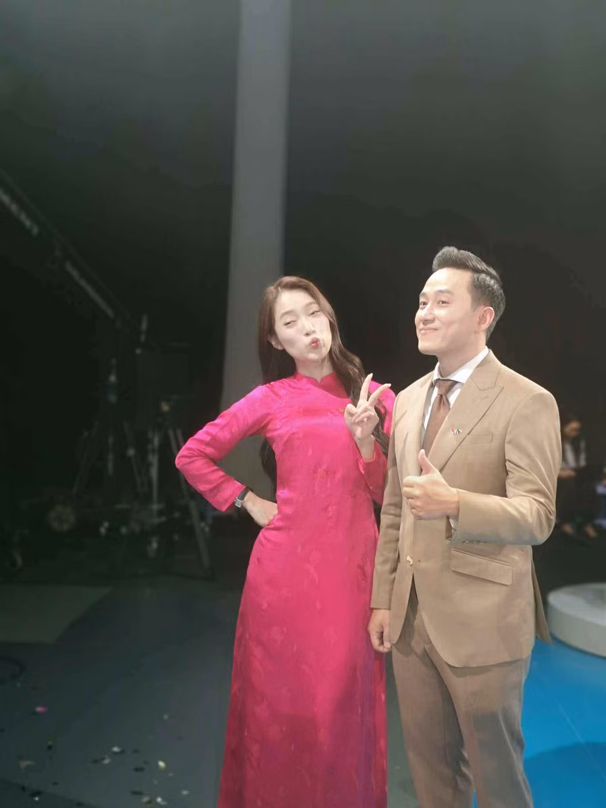 Với giọng nói ngọt ngào quen thuộc, Khánh Vy không chỉ dẫn dắt chương trình mà còn tiếp lửa cho các thí sinh trong suốt cuộc thi.