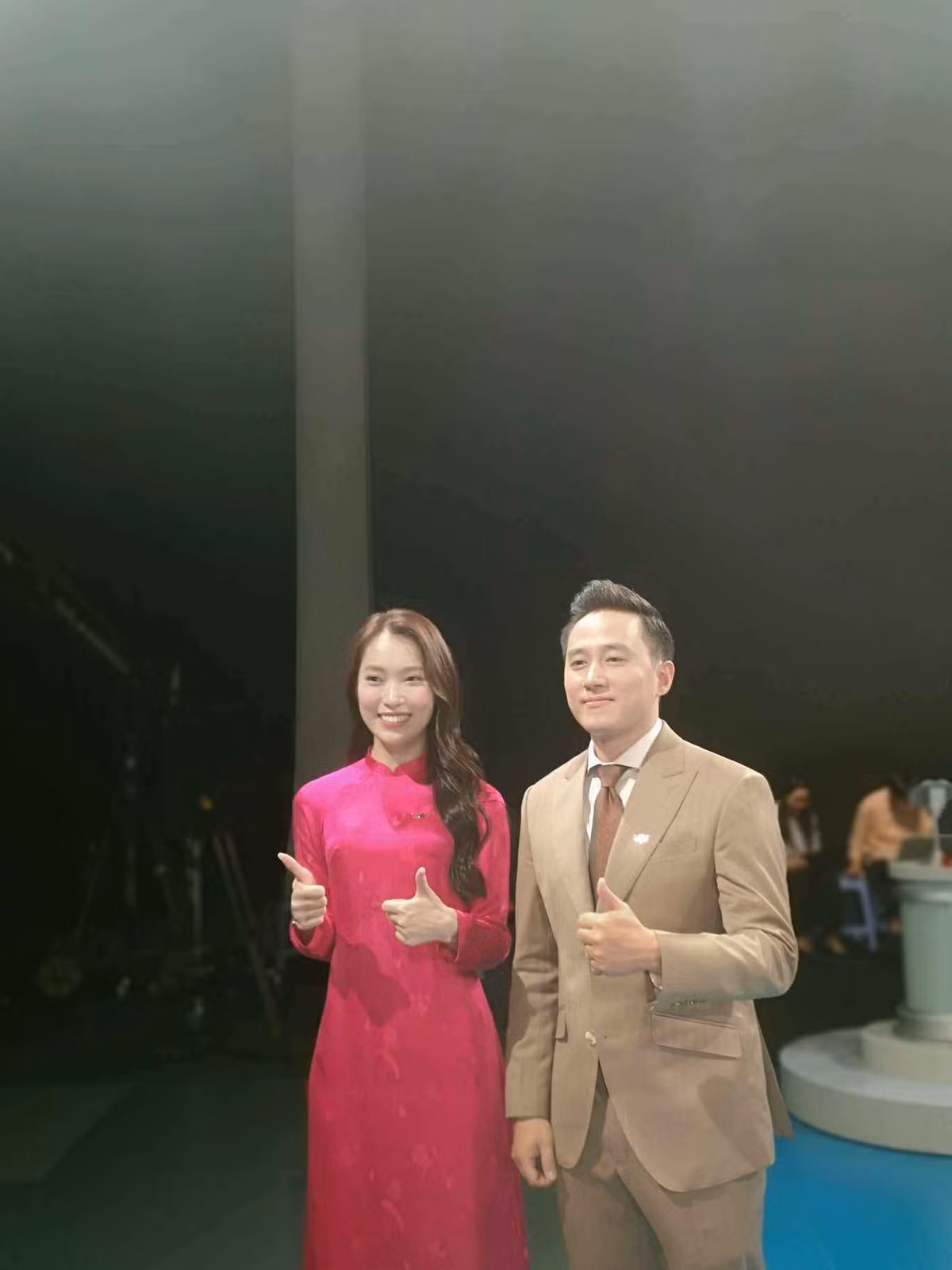 Sau khi hoàn thành chương trình, Khánh Vy đã chia sẻ những cảm xúc đặc biệt của mình khi dẫn trực tiếp tại trường quay.