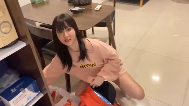 Ai cũng biết phòng ngủ vốn là không gian riêng tư, đừng nói là người cũ mà bạn bè bình thường cũng nên hạn chế bước vào khu vực này nếu chưa được chủ nhân cho phép. Thế nhưng có thể thấy xuất hiện trong vlog, Ngân Sát Thủ lại vô cùng thoải mái thăm thú từng ngóc ngách trong nhà ViruSs.