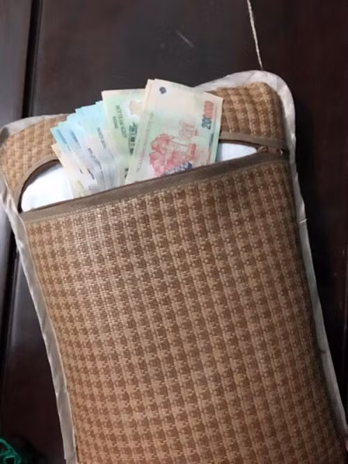 Chiếc gối là vật tưởng chừng như dễ phát hiện nhưng hội các ông chồng đều lấy đó là "căn cứ" tích trữ quỹ đen.