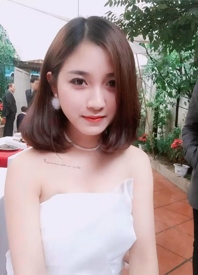 Trước khi làm giáo viên, Thúy Ngân từng dự định học Kế toán, Ngân hàng hoặc nhân viên kinh doanh nên thi khối A, D. Nhưng vì thiếu 0,5 điểm nên cô theo tư vấn của bố mẹ theo học Cao Đẳng Sư Phạm Hà Nội. Nghề "gõ đầu trẻ" đến với Ngân bất ngờ như vậy.