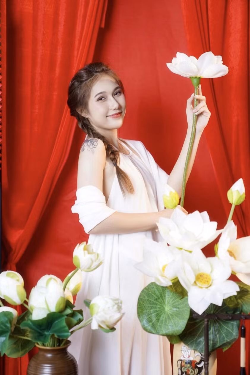 "Bạn này xinh quá, vẻ đẹp trong trẻo lai chút phương Tây", "Nhìn cứ như búp bê, da trắng quá", "Xinh quá, hoa khôi bóng chuyền tương lai đây rồi", "Bình Điền Long An có nhiều hoa khôi mà",... là những bình luận của cư dân mạng.