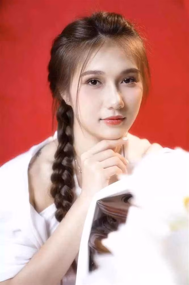 Nhiều bình luận khen ngợi nhan sắc lẫn vóc dáng của nữ vận động viên trẻ này, đồng thời dự đoán cô là ứng cử viên sáng giá cho ngôi vị Hoa ngôi bóng chuyền năm nay.