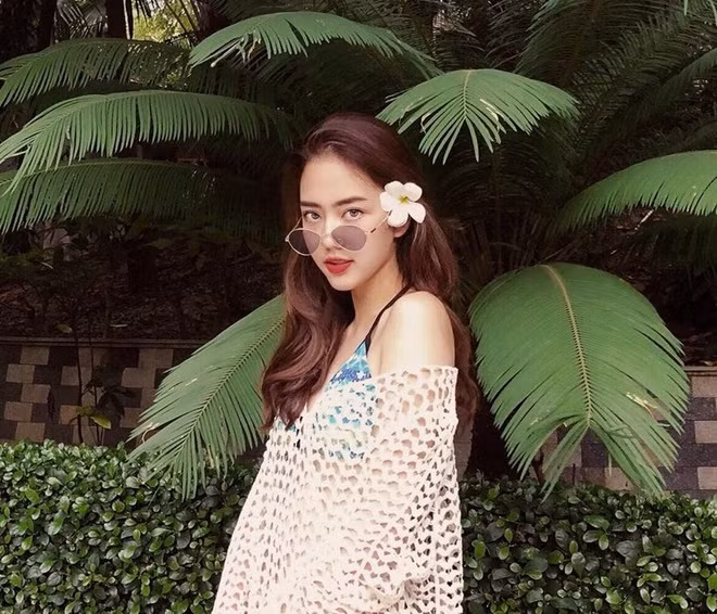 Clip dài hơn một phút ghi cảnh nữ tiếp viên hàng không tên Phương Lan ngay sau đó thu hút được sự chú ý của dân mạng và mọi thông tin liên quan đến gái xinh này đều được cập nhật khá đầy đủ.