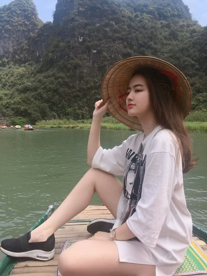 Dù bất ngờ nổi tiếng nhưng cuộc sống của Phương Lan không quá bị ảnh hưởng bởi thiếu nữ rất ít khi lên mạng xã hội. Thú vui của cô là tập yoga, đi chơi cùng bạn bè.