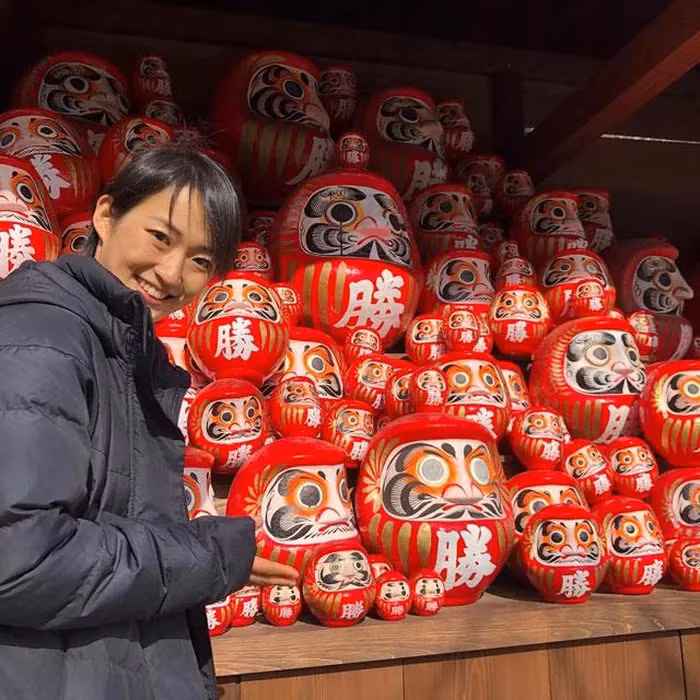 Kiyou Shimizu chụp ảnh cùng búp bê may mắn Daruma.