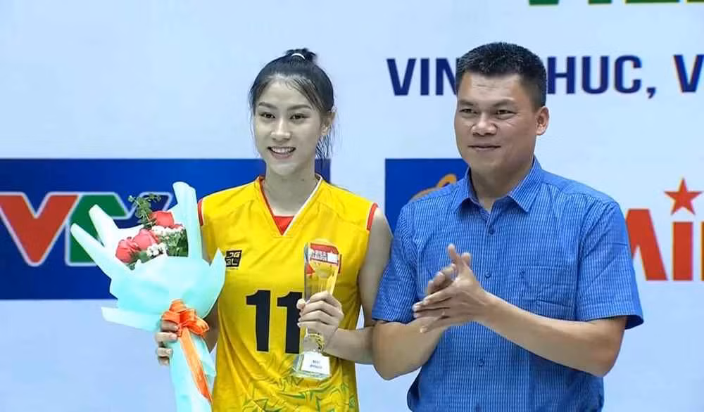 Vẻ đằm thắm của Kiều Trinh khác lạ với sự mạnh mẽ trên sân đấu