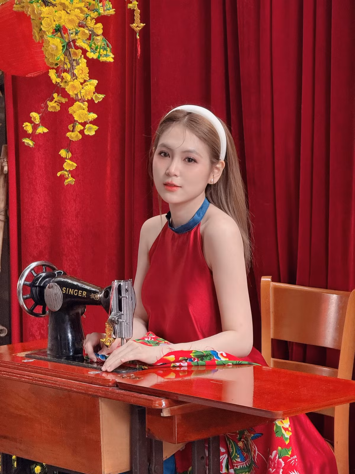 Bên cạnh những bức ảnh nghiêm chỉnh trong bộ áo dài đứng lớp, cô giáo Trần Trân còn gây ấn tượng với những bộ hình “thiếu vải” để khoe triệt để vóc dáng trời ban.