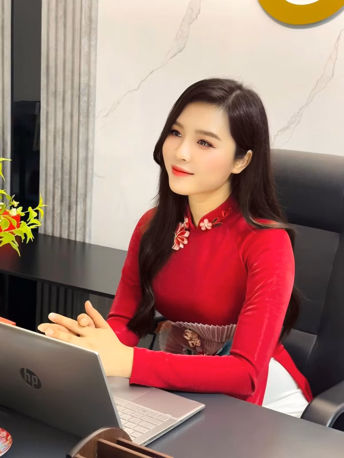 Cô giáo trẻ vừa duy trì được thiện cảm dân mạng dành cho mình mà còn chứng minh bản thân là một người có trí tuệ, biết cách duy trì sự tôn trọng đối với nghề nghiệp.